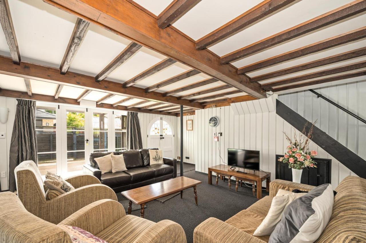 Springfield Rise Lodge - Rotorua Holiday Home Buitenkant foto